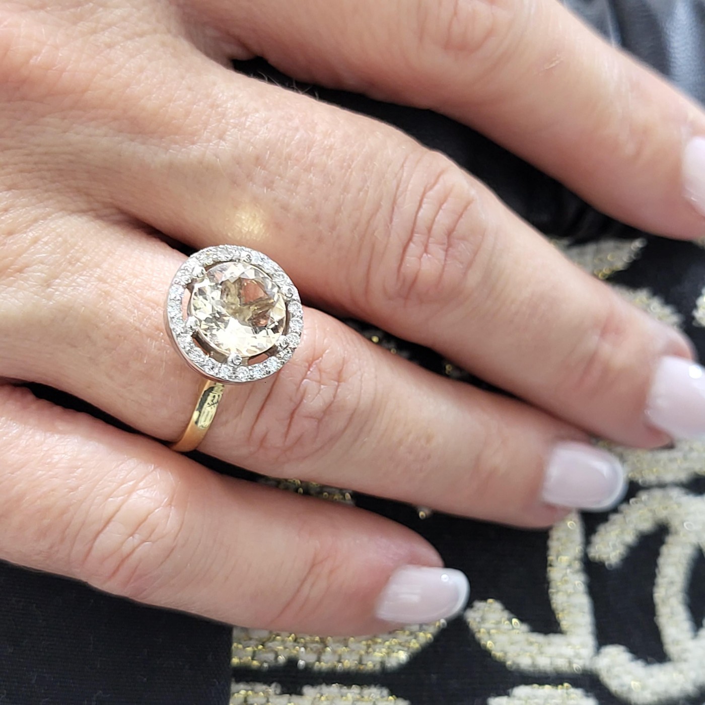 Prsten sa morganitom i brilijantima