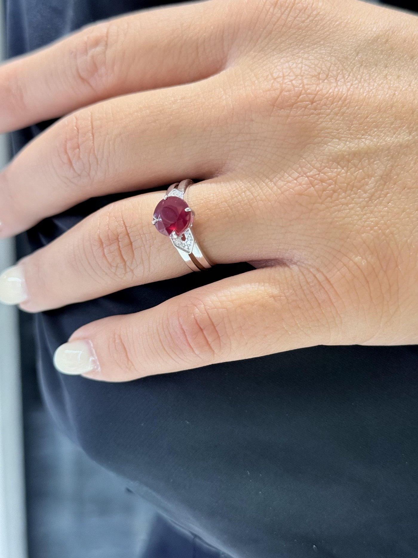 Prsten sa rubinom i brilijantima