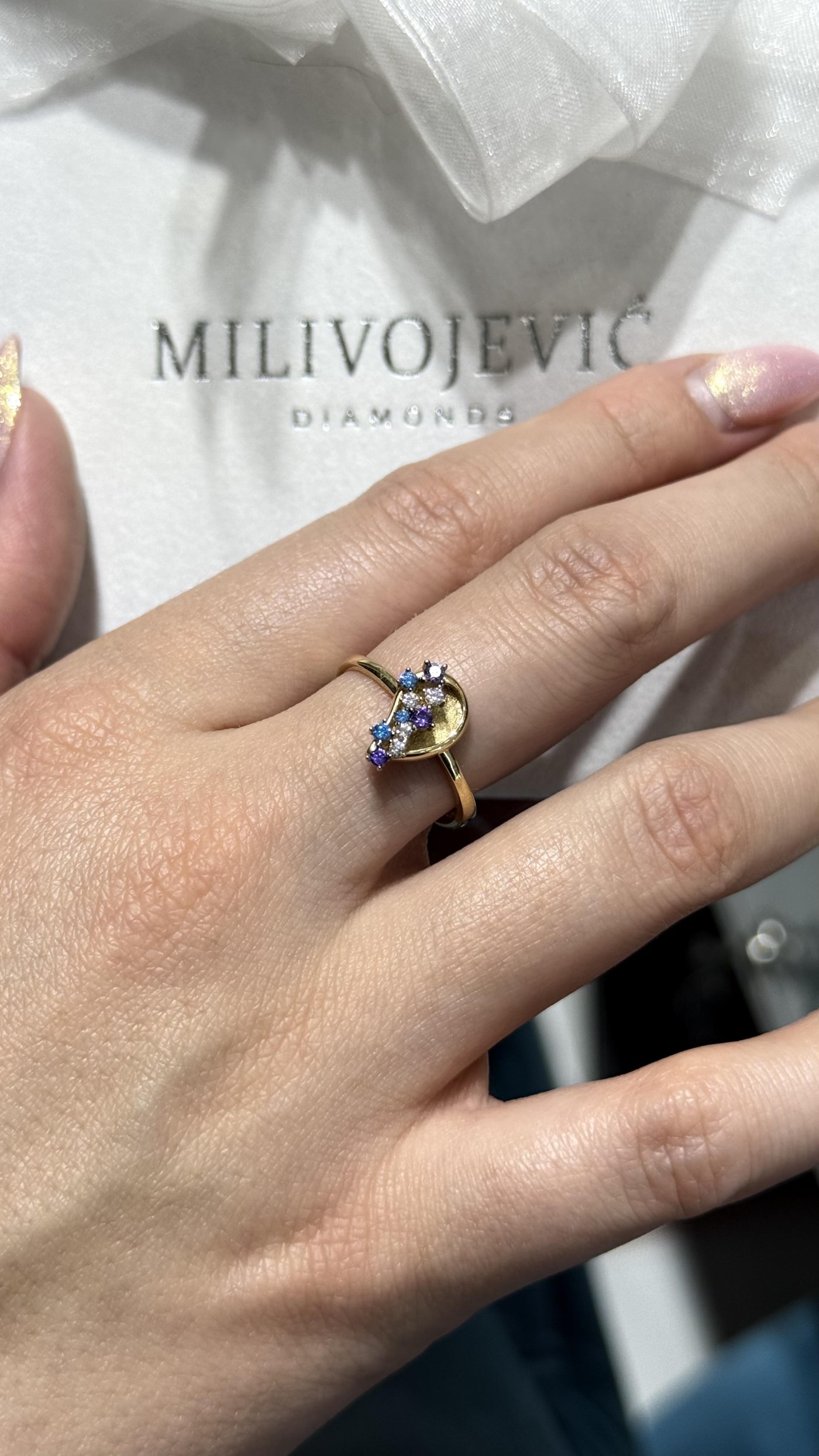 Prsten od zlata sa šarenim cirkonima