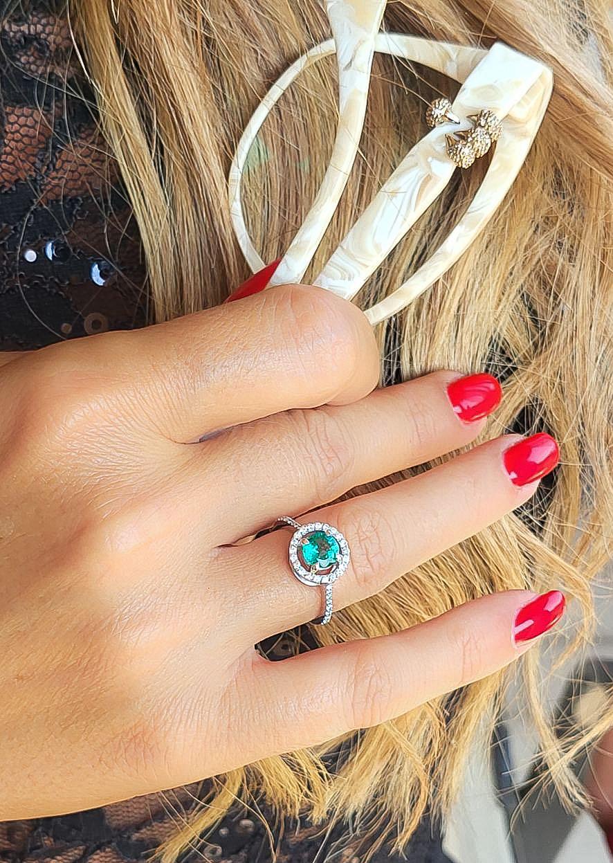 Prsten sa  smaragdom i brilijantima