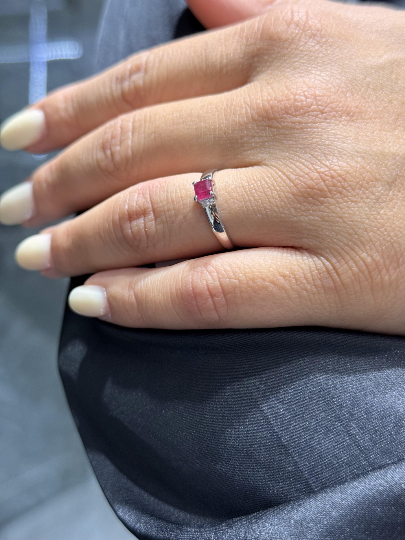 Prsten sa rubinom i brilijantima